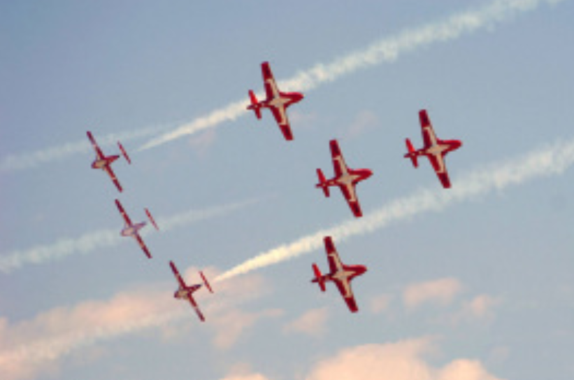 加拿大空軍飛行表演隊雪鳥（The Snowbirds）近日發生飛行事故，加拿大軍方昨(10)下令停飛。 圖:翻攝自百度百科