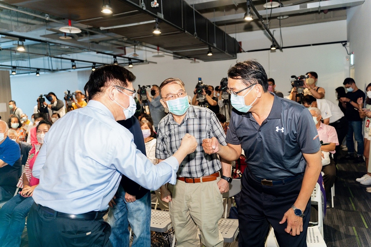 林佳龍出席台灣客社社長陳彩仁偕同近百位客家社團領袖、幹部成立的海內外客家人後援會。 圖：林佳龍競辦提供