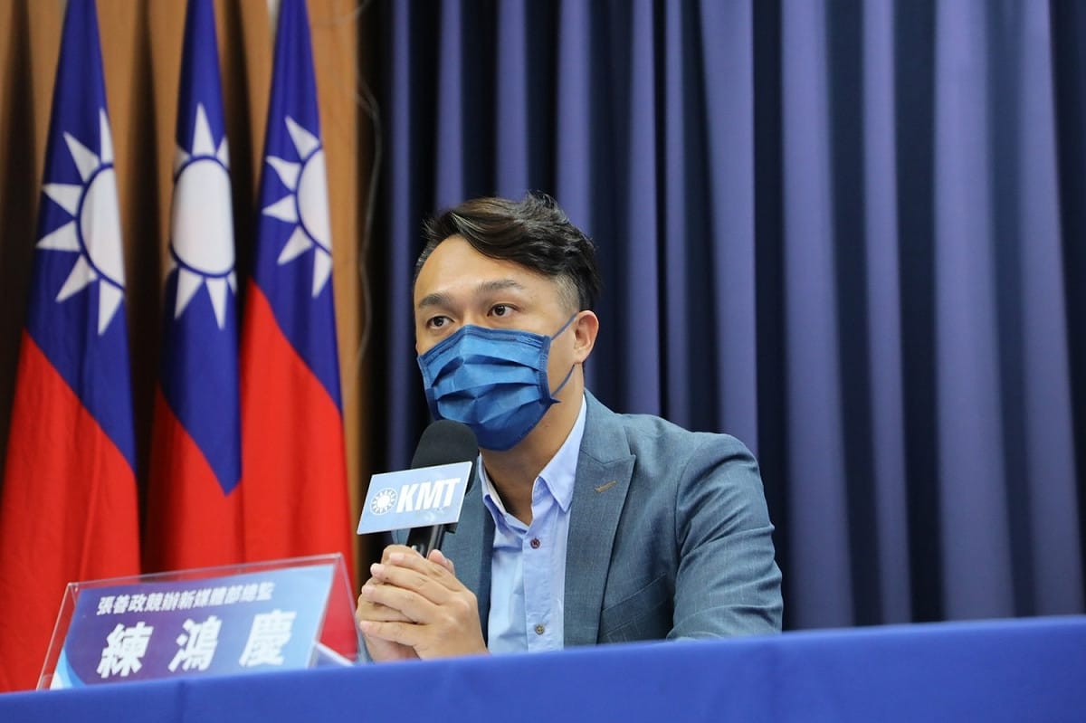 張善政競辦新媒體部總監練鴻慶。 圖:國民黨提供