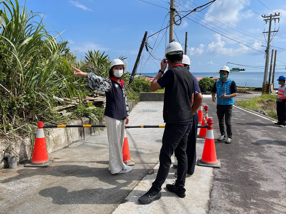 新北市議員白珮茹會同相關單位會勘忠義路第二階段拓寬工程施作情形。 圖：金山區公所提供