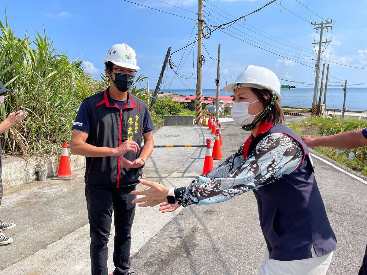 新北市議員白珮茹(右)、金山區長廖武輝(左)視察忠義路第二階段拓寬工程。 圖：金山區公所提供