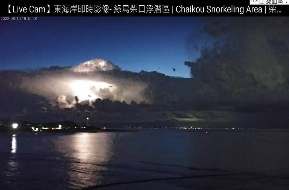 鄭明典PO出從綠島看台灣南部巨大對流雲的照片。 圖：取自鄭明典臉書
