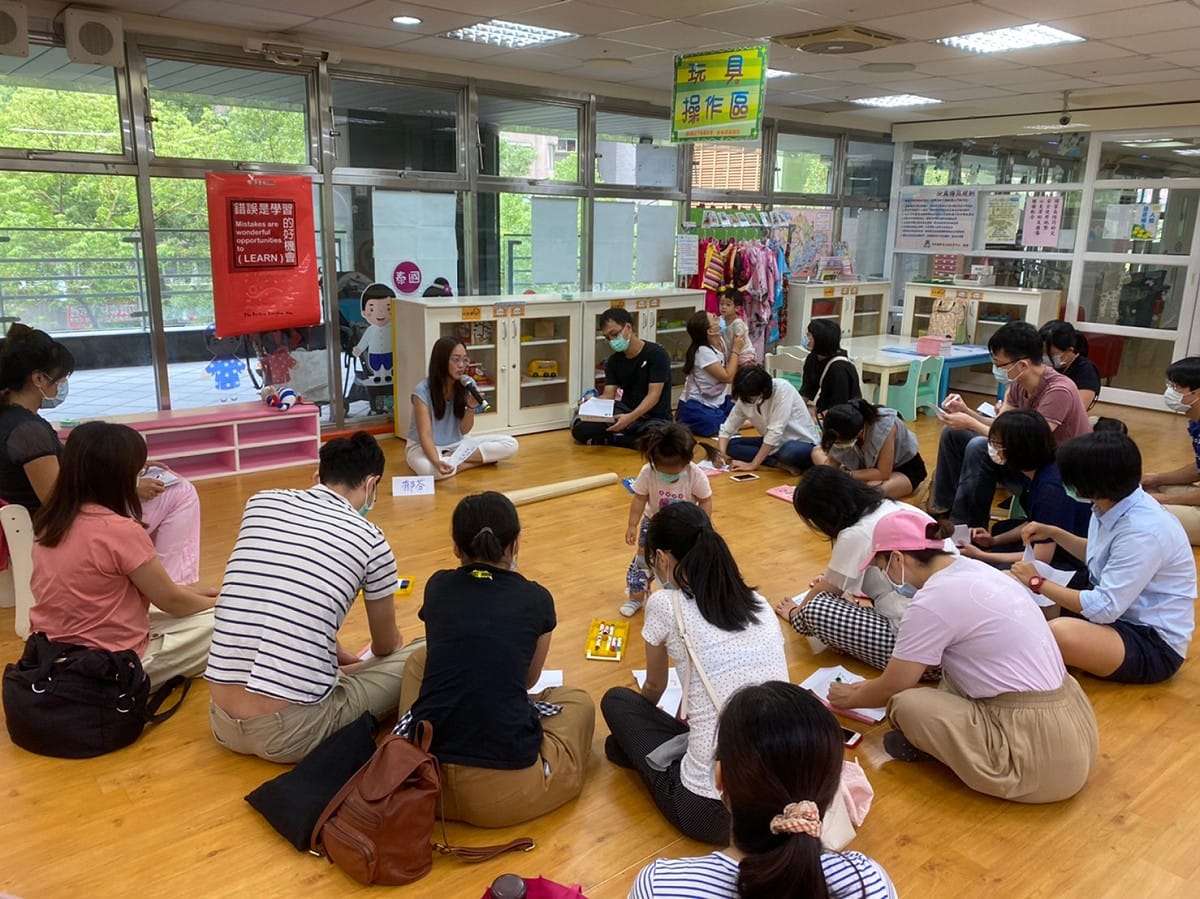 新北市衛生局除提供專業的心理師諮詢服務，協助處理情緒上的困擾，也推出各項主題課程，提升民眾心理健康識能，增強自身的心理韌性，讓市民面對生活壓力或人際互動更游刃有餘。 圖：新北市衛生局提供