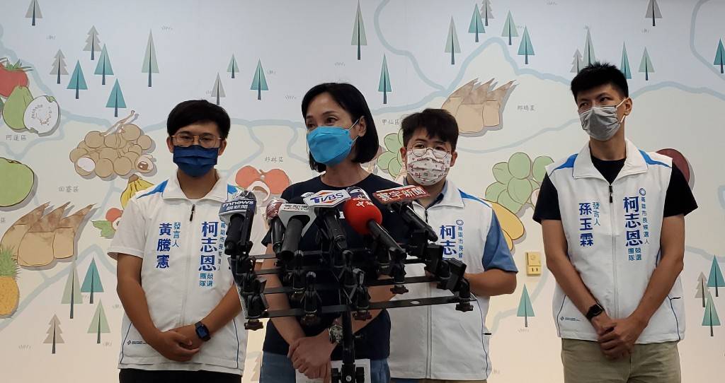 柯志恩(左二)希望外界勿抹黑影射其家人。 圖：柯志恩競辦提供（資料照）