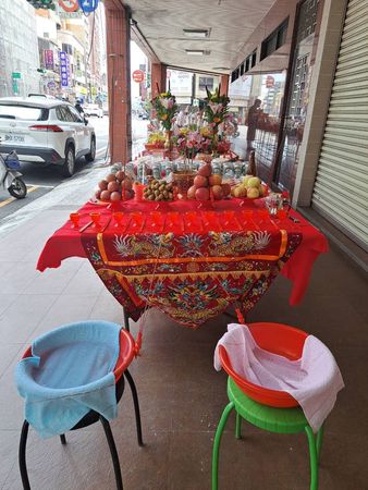 廖大乙表示，普渡有其禁忌，如李子、香蕉及鳳梨、梨子，有子的芭樂與番茄皆不可拜。 圖：廖大乙/提供