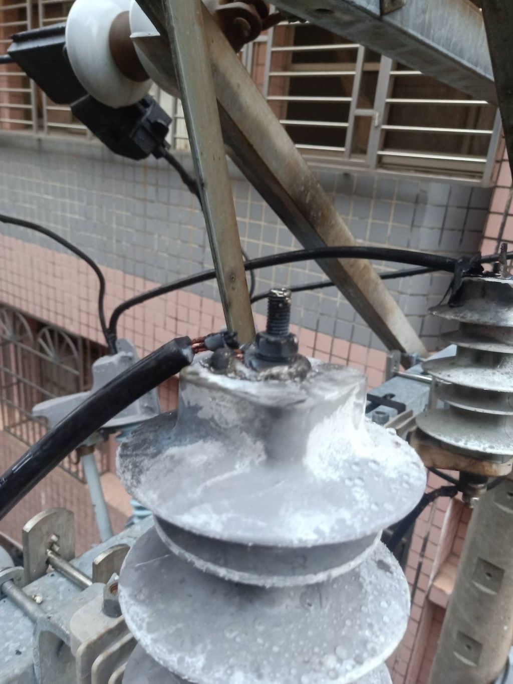 高雄大樹、大寮區因雷擊導致避雷器損壞而停電。 圖：台電／提供