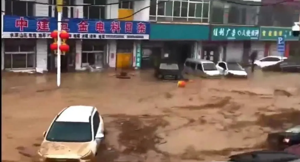 山西省呂梁市中陽縣金羅鎮街道上，可見許多車輛被洪水沖走。