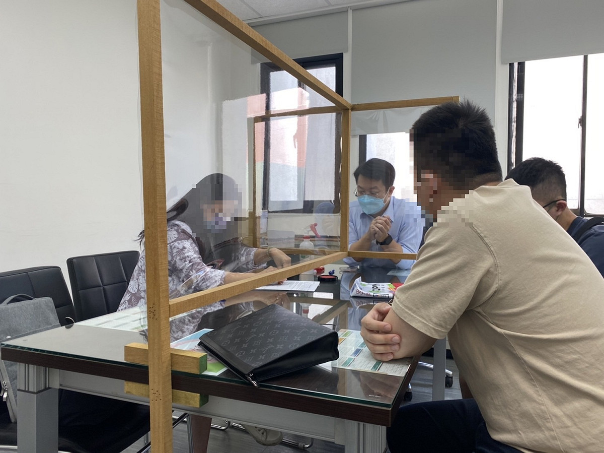 新北市動保處攜手板橋區調解委員協助買賣雙方達成和解。 圖：新北市動保處提供
