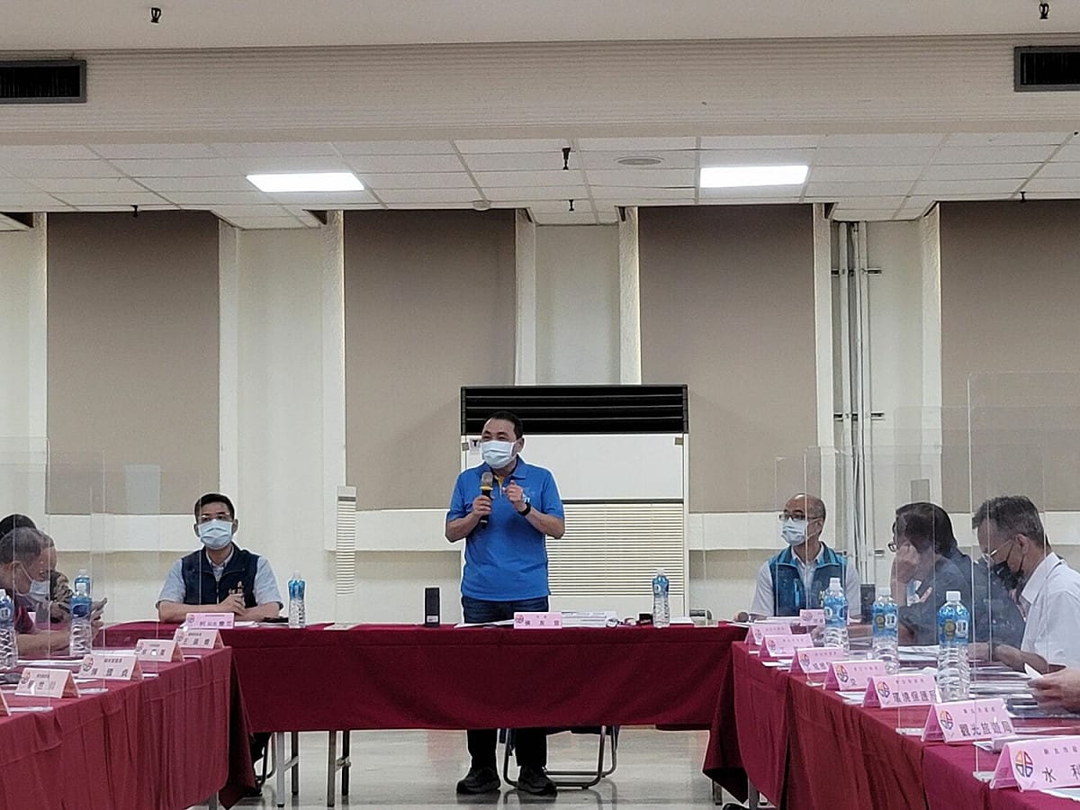 侯友宜感謝過去疫情期間一起跟市府打拼的里長及公所同仁，也感謝各局處也以全方位角度及前瞻性的思考解決地方問題，協助里長解決問題。 圖：新北市民政局提供