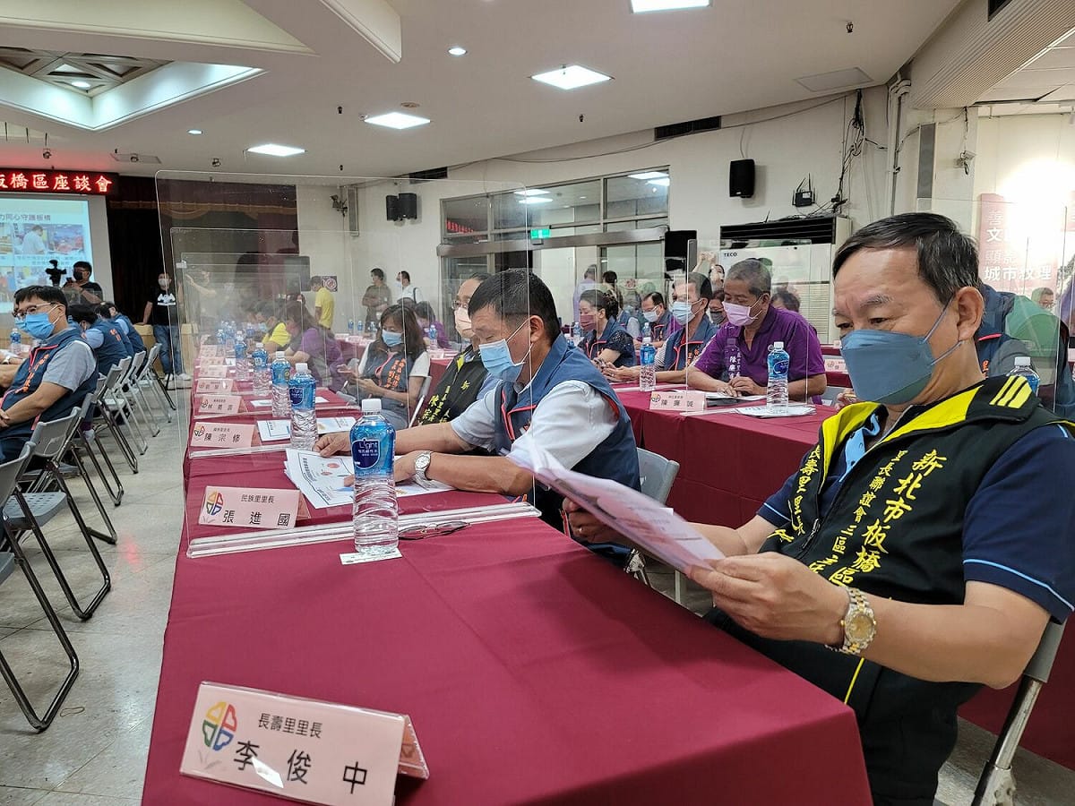 今(11)日與板橋區126位里長進行今(111)年最後2場里長座談，會中關注交通停車及污水接管等共通性問題。 圖：新北市民政局提供