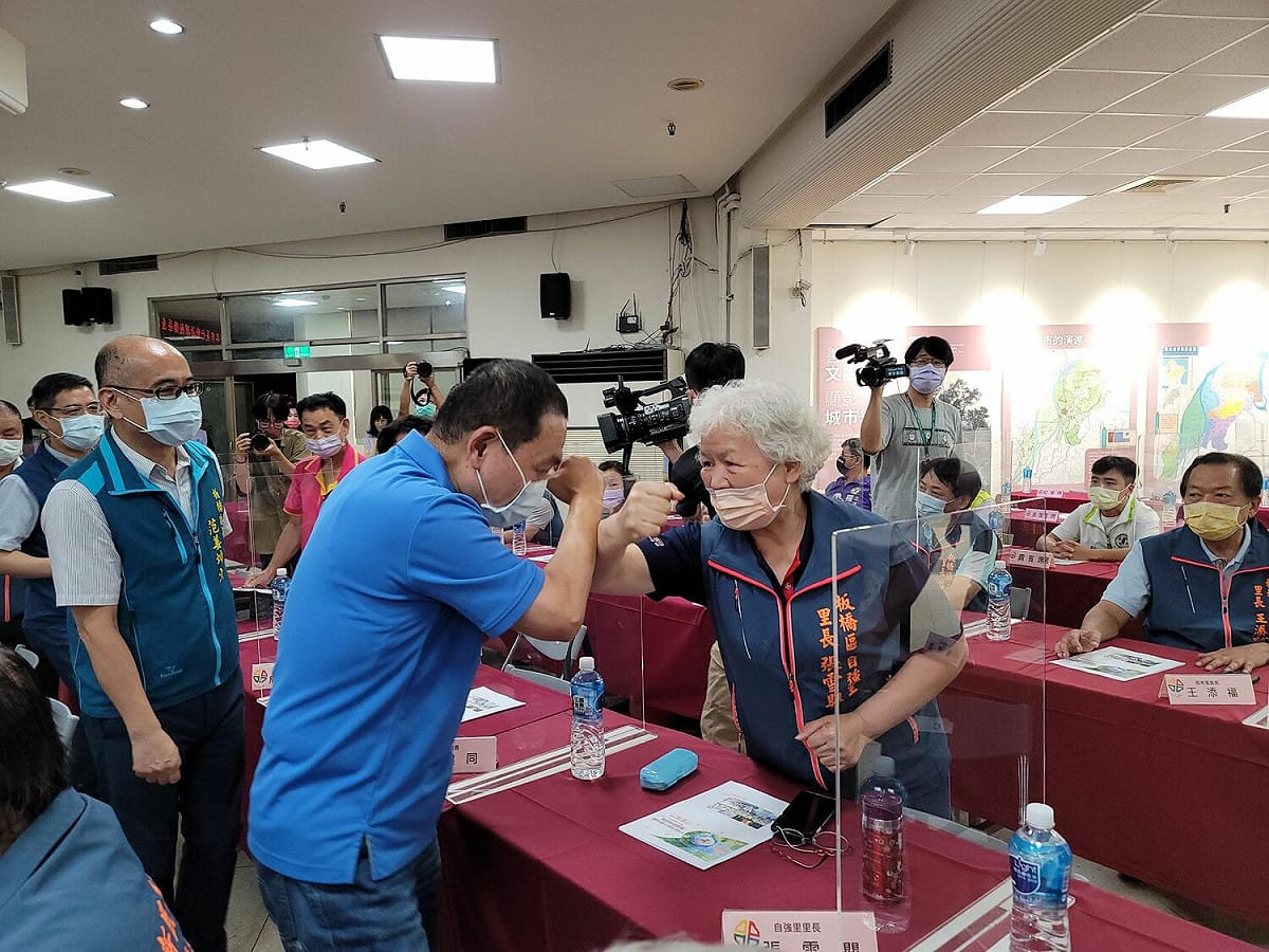 侯友宜說，感謝疫情期間里長的協助與區公所人員的辛勞。 圖：新北市民政局提供