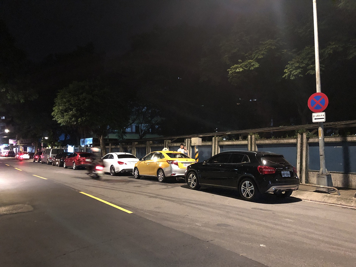 為提供更友善的停車空間，新北市交通局盤點現有道路的車流及車道配置，在消防安全無虞及車輛通行順暢的前提下，實施紅線夜間22時-7時（依現場告示牌面為準）開放時段性停車。 圖：新北市交通局提供
