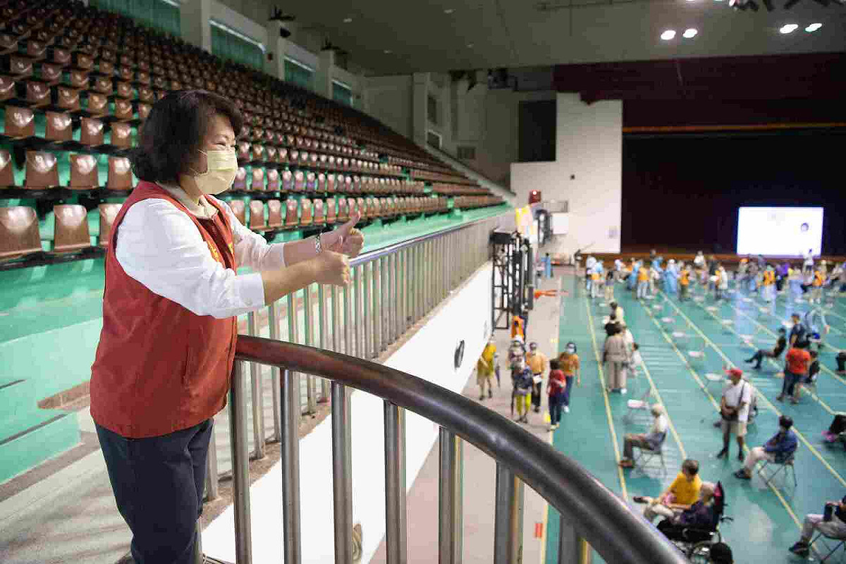 為了增加疫苗接種率，黃敏惠開設大型疫苗接種站。 圖：嘉義市政府/提供