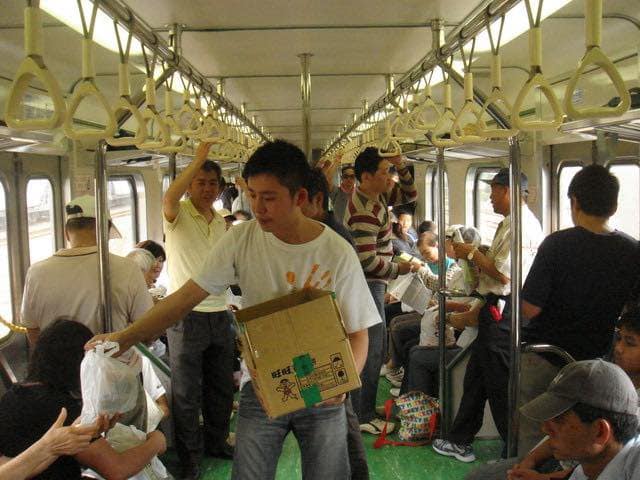 民進黨桃園市長參選人林智堅（中拿紙箱者）出身平凡，一路從擔任助理開始力爭上游，被讚為「台灣夢真人版」。 圖：翻攝自焦糖哥哥－陳嘉行臉書