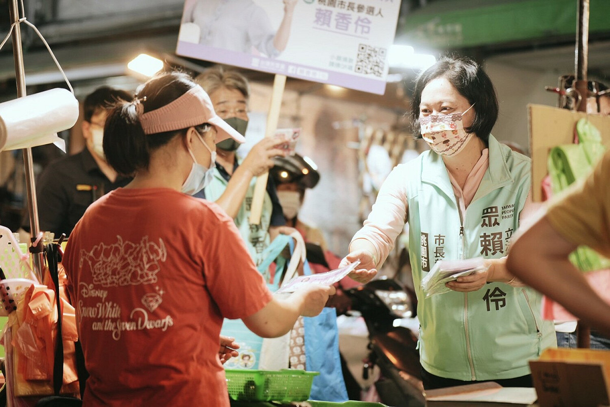 賴香伶前往八德大湳市場掃街拜票。 圖：賴香伶競選辦公室／提供
