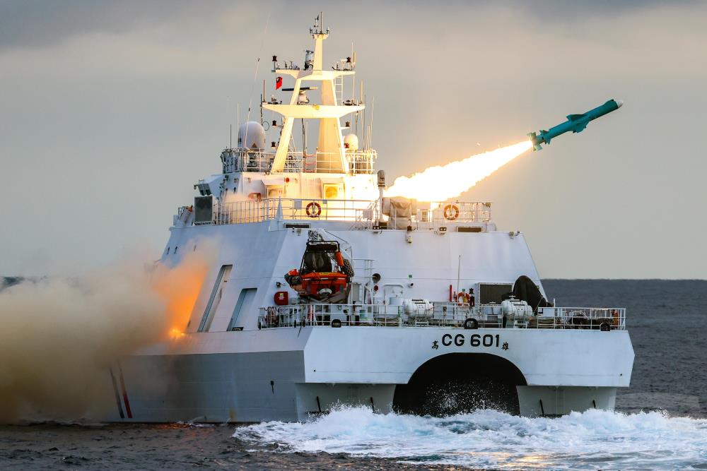 海軍淡江軍艦發射雄風二型飛彈。 圖:軍聞社