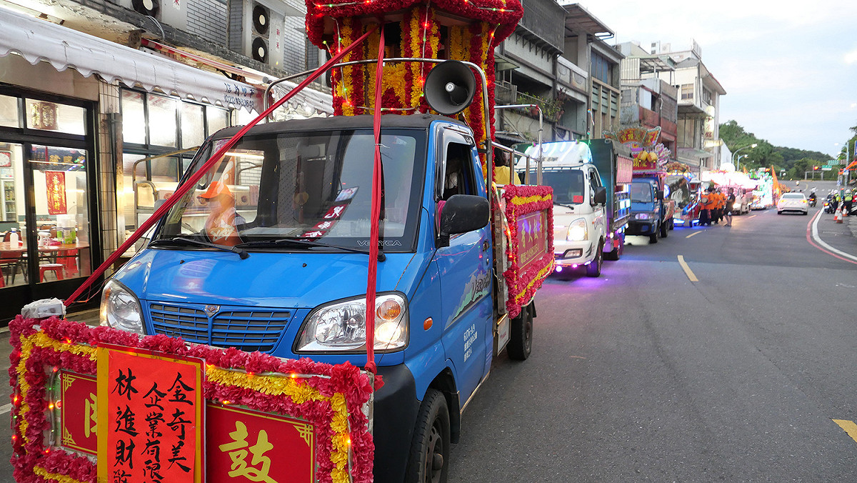 花燈車隊遊行。 圖：金山區公所提供