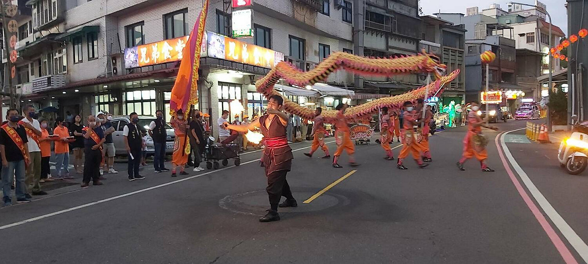 花燈車隊遊行。 圖：金山區公所提供