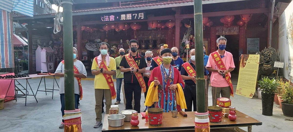 慈護宮豎燈篙祭拜會場。 圖：金山區公所提供