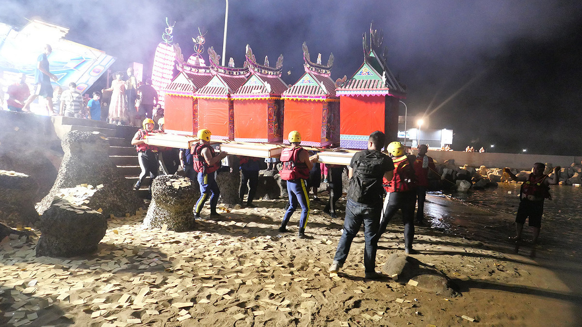 義消人員協助施放水燈至海上。 圖：金山區公所提供