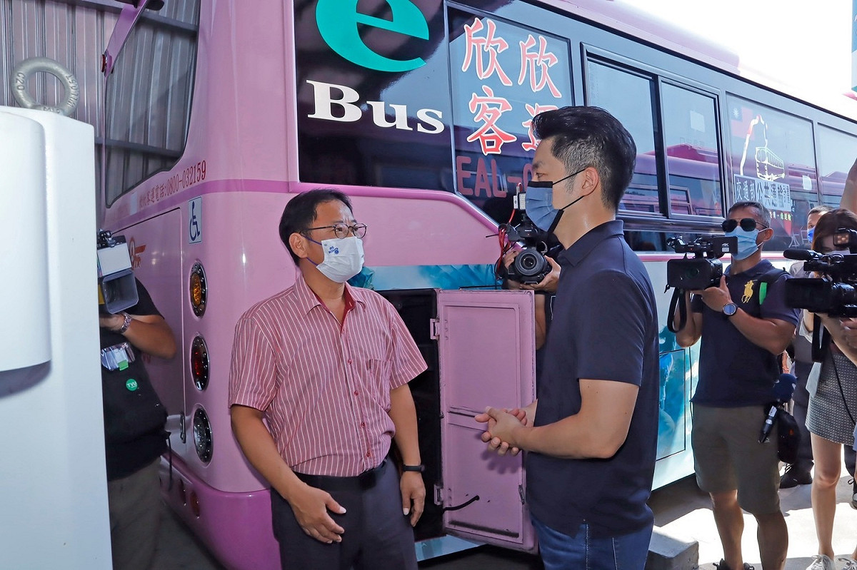 國民黨台北市長參選人蔣萬安參訪欣欣客運木柵站。 圖：蔣萬安辦公室/提供（資料照片）