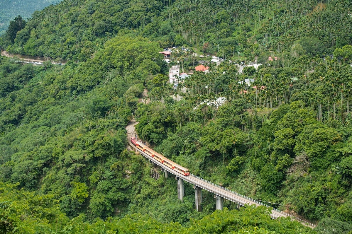 火車從樟腦寮車站開往獨立山的美景。