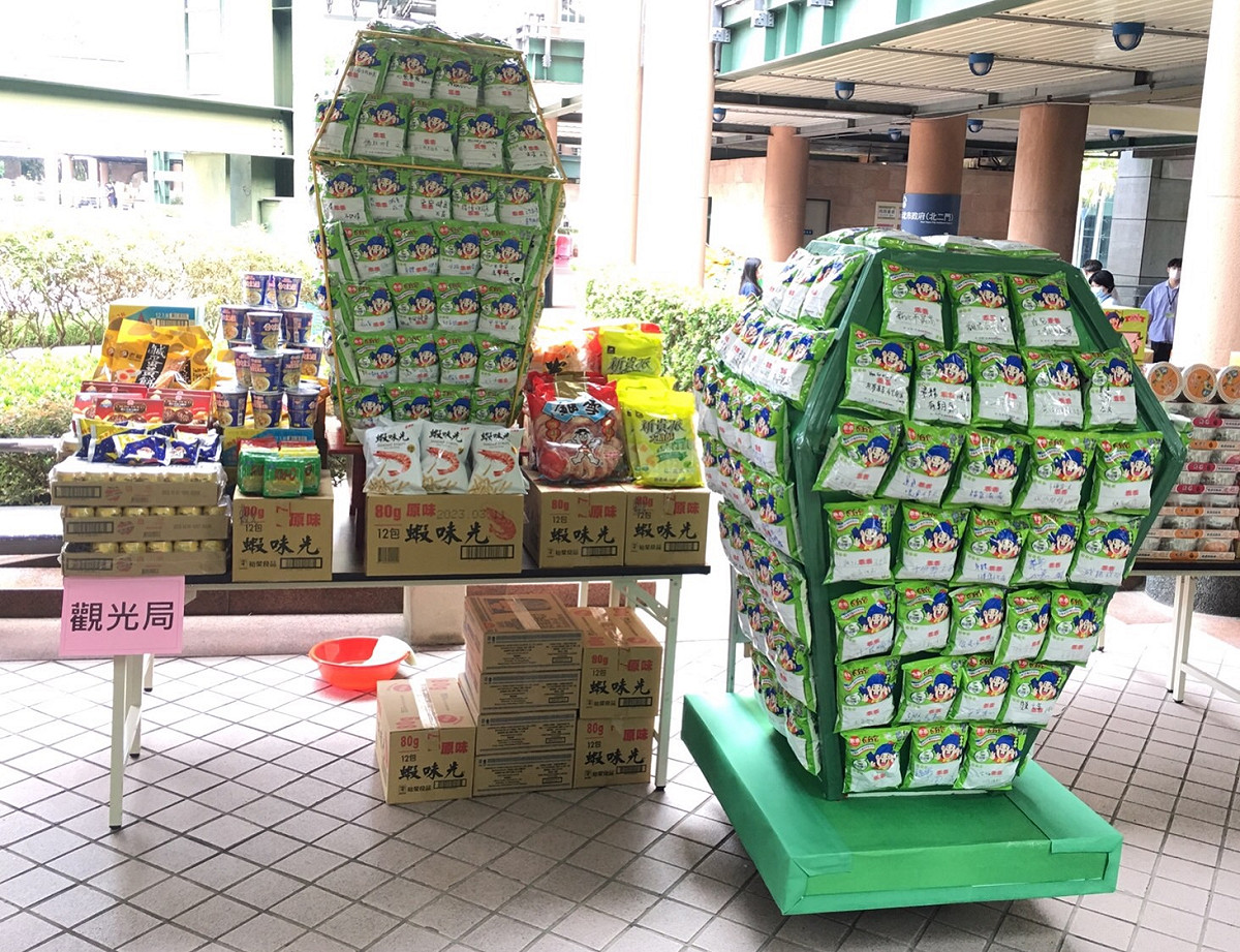 新北普渡超澎湃，乖乖天燈及滿滿供品，祈求觀光大發。