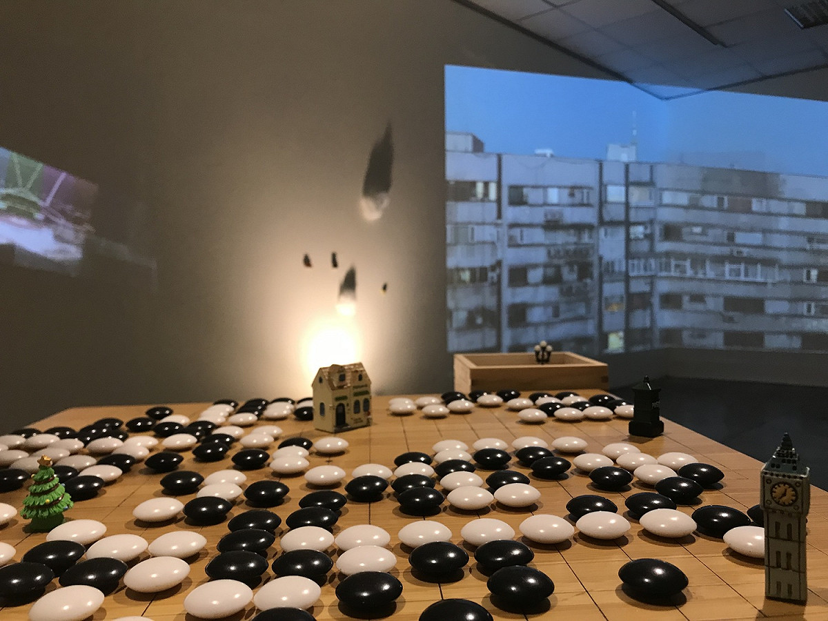 《宇宙流》展覽將棋局對應至城市發展，從繁榮中心點向外擴展，而作息交替、新舊衝突，也一如黑白棋子的攻防來往。 圖：新北市文化局提供