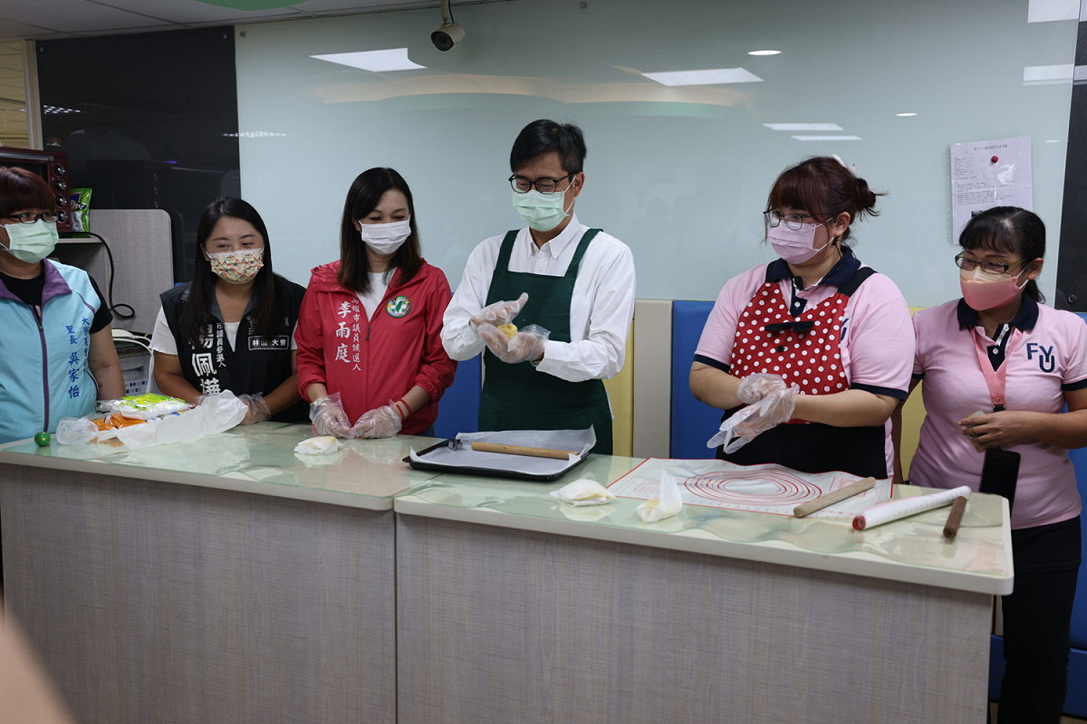 陳其邁(中)揉麵團、製作手工餅乾。 圖：高雄市政府提供