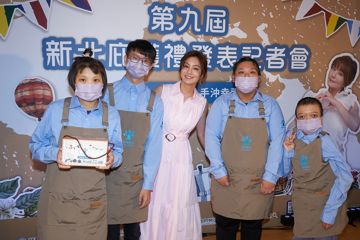 代言人莎莎與庇護員工。 圖：新北市勞工局提供