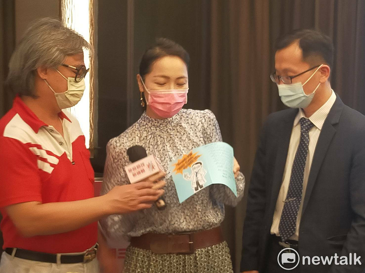 廖小姐寫卡片感謝醫師，親自念出感謝文。 唐復年/攝
