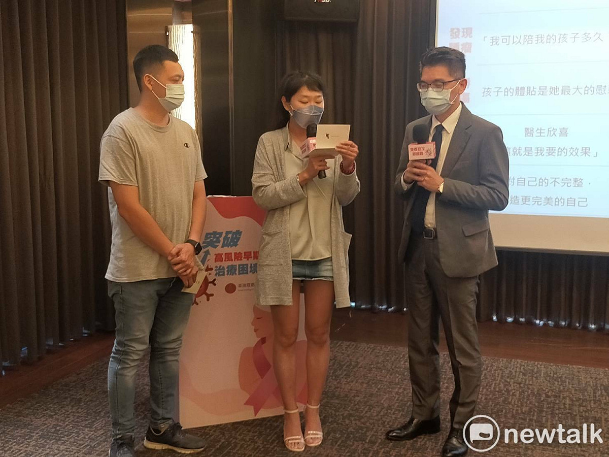 小魚親自感謝醫師的細心治療。 唐復年/攝