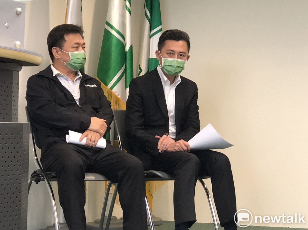 今（12）天宣布「退選」的民進黨前桃園市長參選人林智堅，壓垮他的最後一根稻草，據傳係民進黨考量若繼台大之後，中華大學的論文也被認定抄襲，遭到「雙殺」則影響層面會太大，甚至可能擴及其他縣市選情。