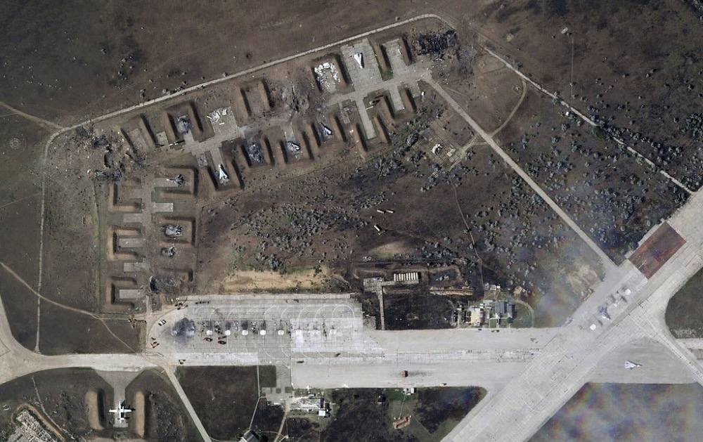 克里米亞地區的一座俄軍空軍基地發生多起爆炸，大約有 7 到 9 架俄軍機被催毀，且跑道嚴重損壞。 圖：翻攝自騰訊網