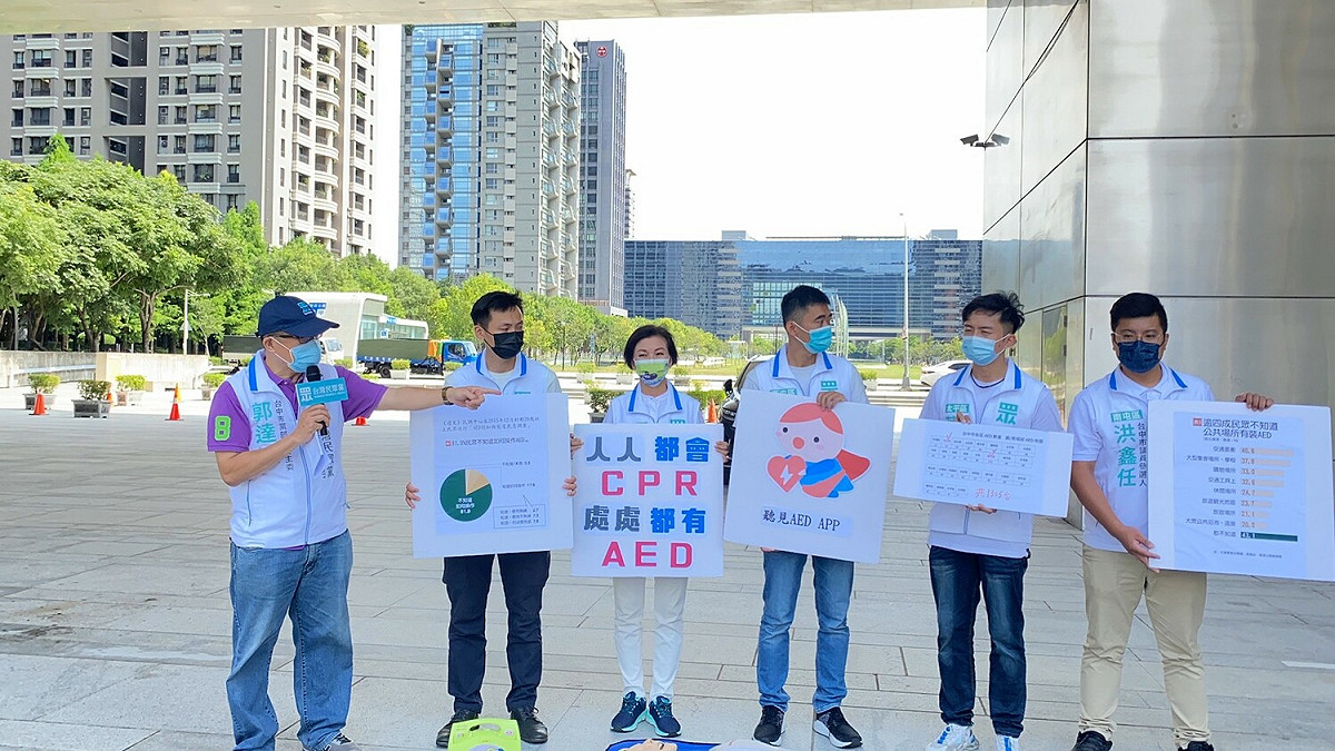 台灣民眾黨市議員參選人提出普及化AED相關政見。 圖 : 民眾黨台中市黨部/提供