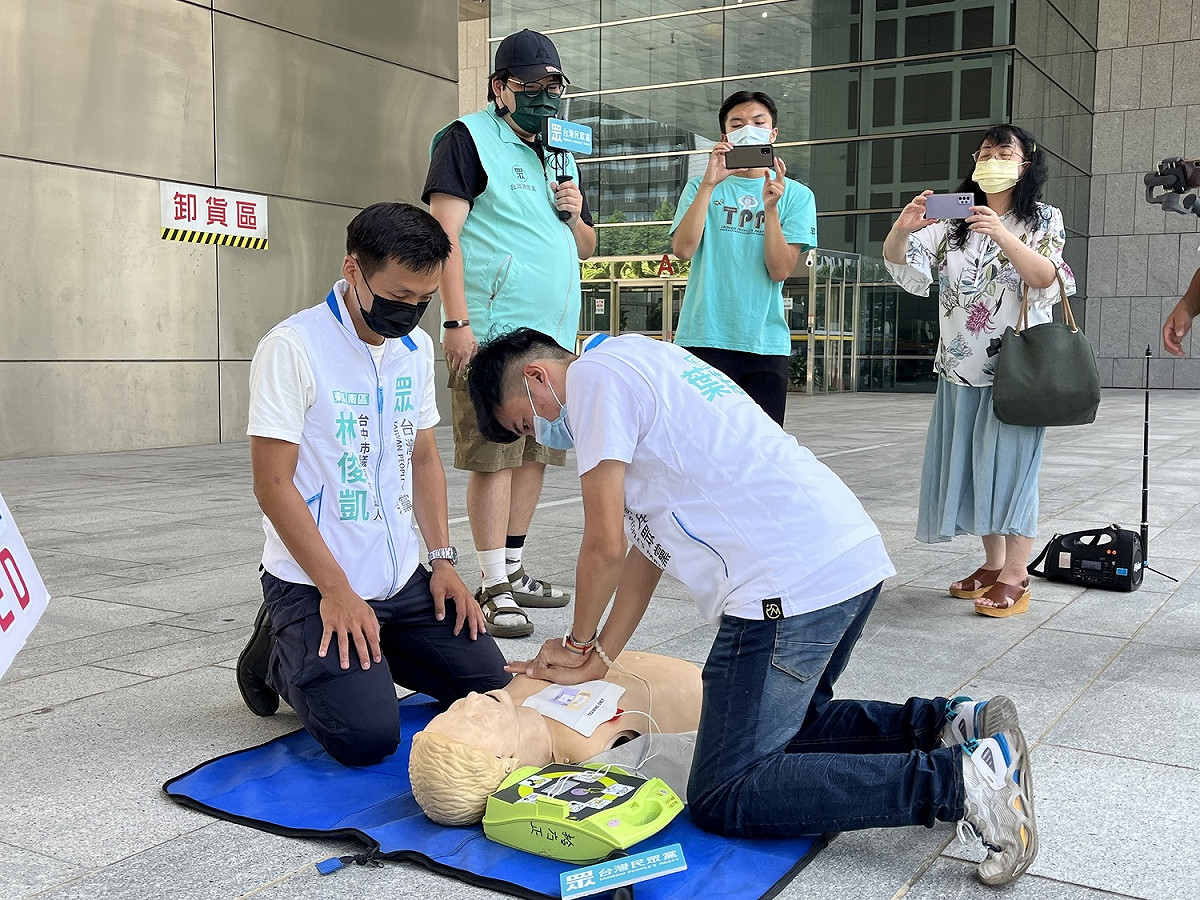 林俊凱與葉諾凡現場示範CPR+AED救命。 圖 : 民眾黨台中市黨部/提供