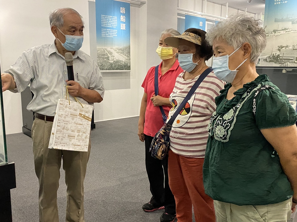長輩們仔細聽導覽人員講解。 圖：郵政博物館高雄館提供
