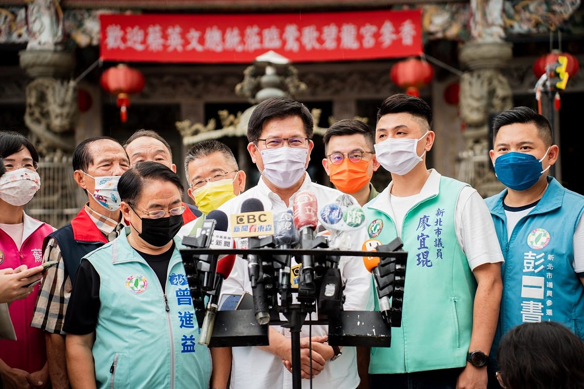 林佳龍今天傍像到鶯歌區碧龍宮參香。 圖：林佳龍競辦提供