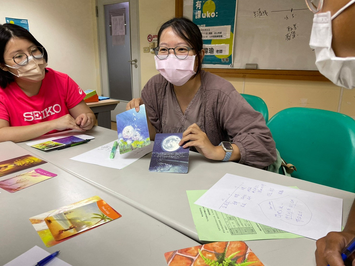 青年透過分享牌卡將自己的思緒整理。 圖：新北市政府青年局提供