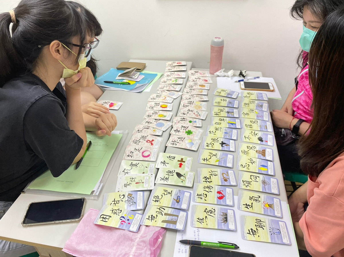 青年透過牌卡將情緒分類整理。 圖：新北市政府青年局提供