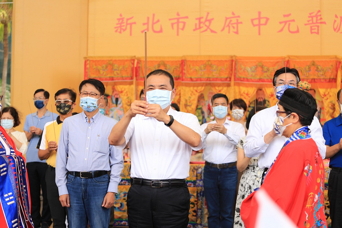 新北市長侯友宜率局處長及員工進行普渡大典，因應防疫，全數戴上口罩參拜。 圖：新北市政府秘書處提供