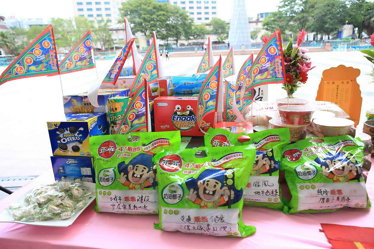 侯友宜為市民祈求健康平安，城市發展及安居樂業。 圖：新北市政府秘書處提供