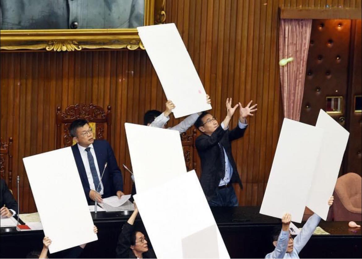 代表民進黨參選台中市長的蔡其昌，凌晨在臉書發文表示力挺鄭運鵬。 圖/蔡其昌臉書