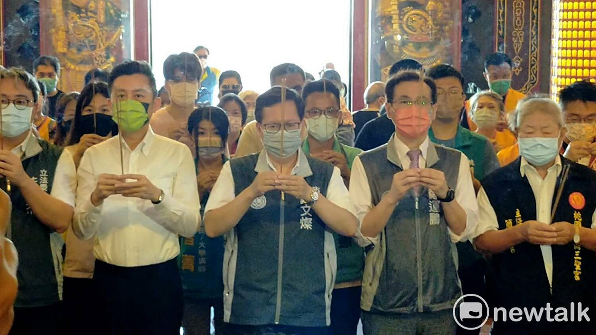 桃園市長鄭文燦率林智堅、鄭運鵬參拜三聖廟。 圖：林昀真/攝