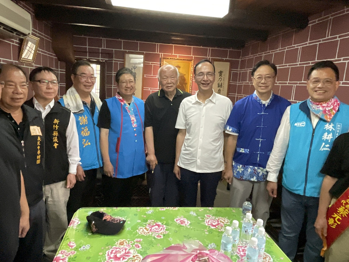 國民黨主席朱立倫（右三）回應在敏感時機仍派團出訪中國爭議。 圖：國民黨文傳會/提供