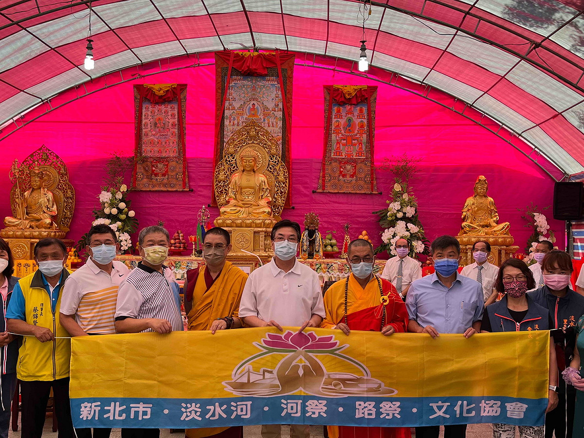 淡水河河祭路祭文化協會舉辦「111年淡水河河祭路祭薦拔祈福大法會」暨關懷弱勢活動副市長劉和然(左五)及議長蔣根煌(左三)、副議長陳鴻源(左二)及無黨聯盟總召蔡錦賢(左一)等人出席。 圖：新北市民政局提供
