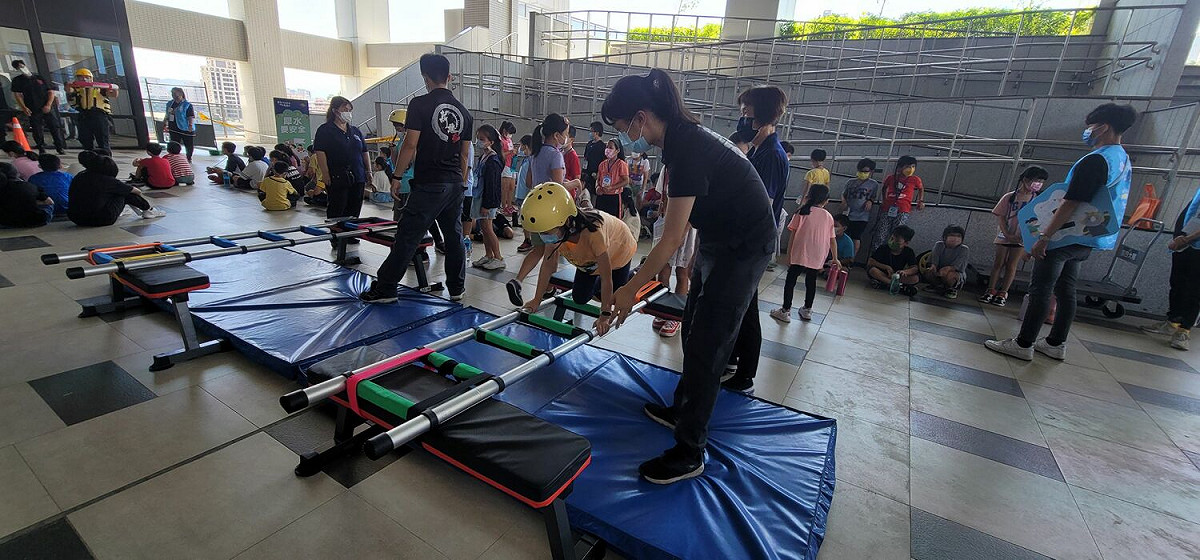 參加「犀利消防員，防災最給力」夏令營活動的小朋友，學習興緻高昂。 圖：新北市消防局提供