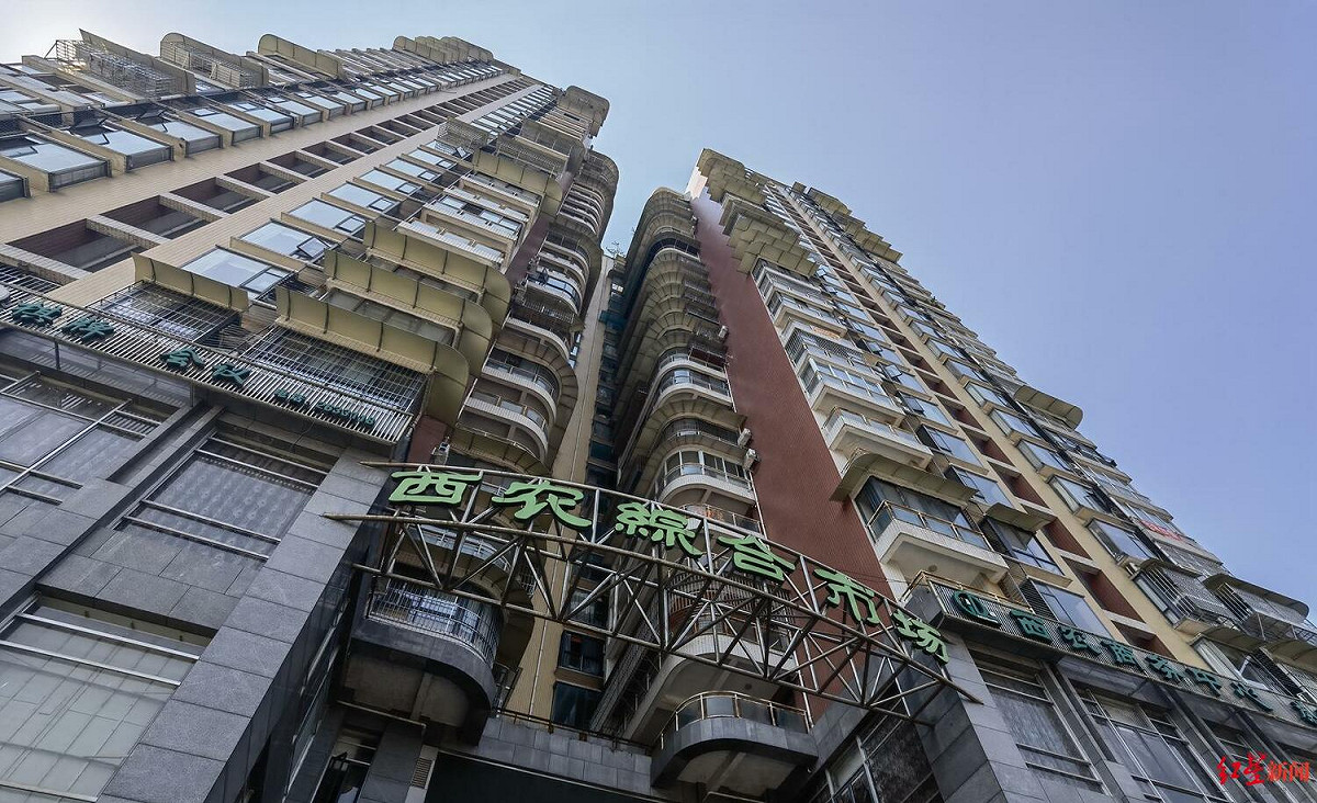 疑似跳樓砸死路人的案發現場。