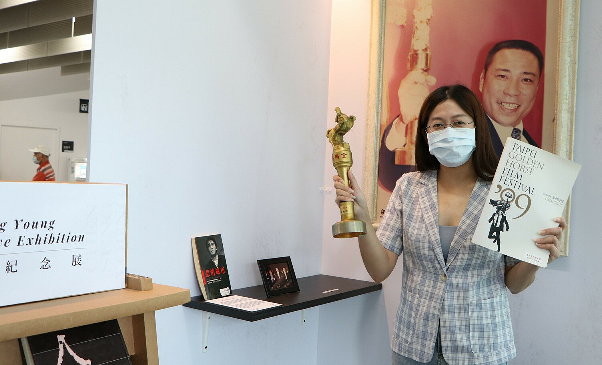 「陳松勇紀念展」除了設置專區，展出陳松勇的閱讀收藏，同時還有珍貴的工作劇照。 圖：新北市立圖書館提供