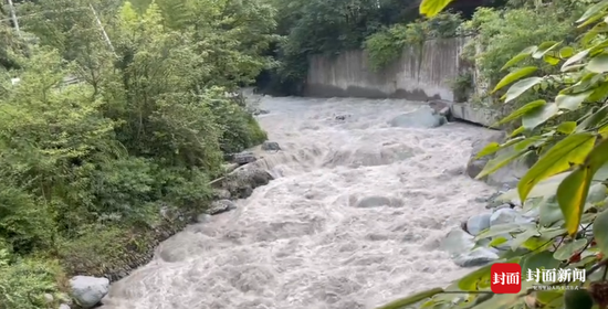 四川省彭州出現暴雨，龍門山龍漕溝爆發山洪。